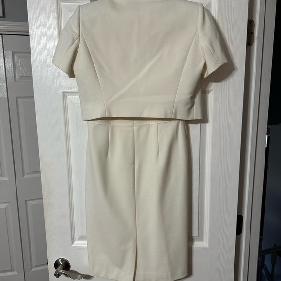 Beautiful Anne Klein Two Piece Dress & Jacket Suit - Picture 6 of 16